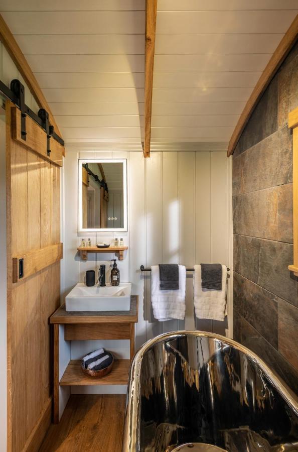 Monkwood Shepherds Hut - Ockeridge Rural Retreats Worcester Exterior photo